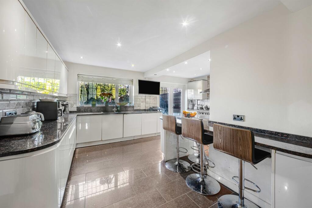 5 bedroom detached house for sale in Warburton Close, Hale Barns, Altrincham, WA15